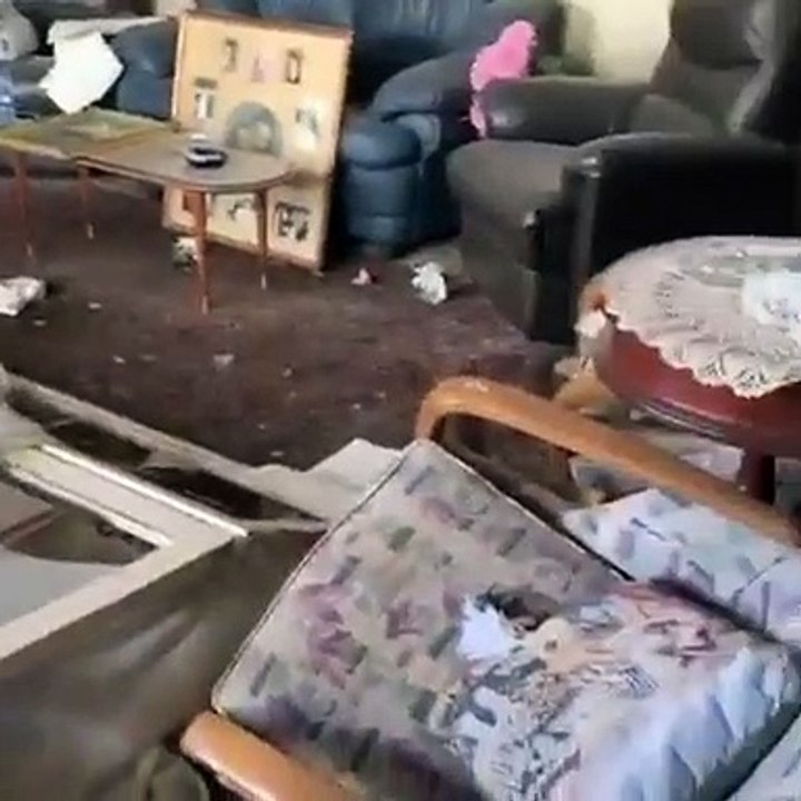 Um dia após explosão, mulher toca piano entre estilhaços de sua casa