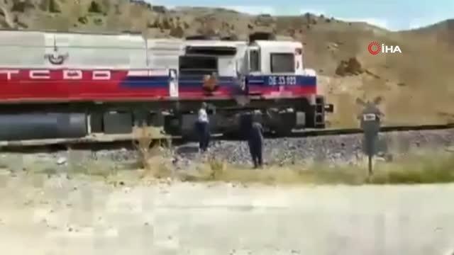 Van'da şaşırtan olay: Trenle düğün konvoyunun önünü kestiler