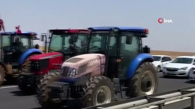Çiftçiler karayolunu traktörlerle trafiğe kapattı