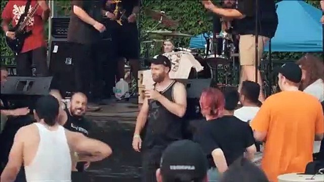 Ce spectateur avec sa biere et au mauvais endroit au mauvais moment pendant un concert de metal