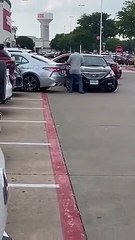 Cette conductrice veut absolument s'enfuir après avoir provoqué un accident dans un parking (États-Unis)