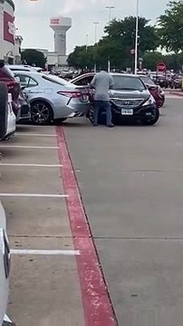 Cette conductrice veut absolument s'enfuir après avoir provoqué un accident dans un parking (États-Unis)