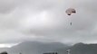 Une touriste emporté par le vent pendant une ballade en parachute ascensionnel (Mexique)