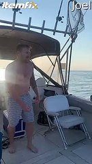 Il saute à l'eau et attrape... une mouette