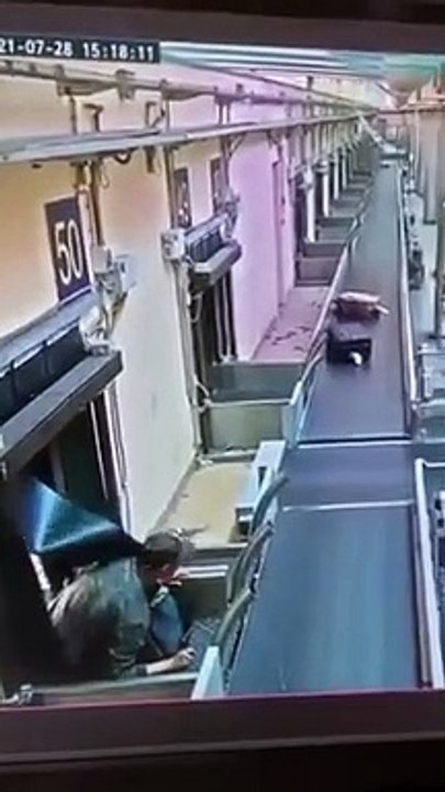 Un homme ivre se retrouve sur le tapis à bagages de l'aéroport