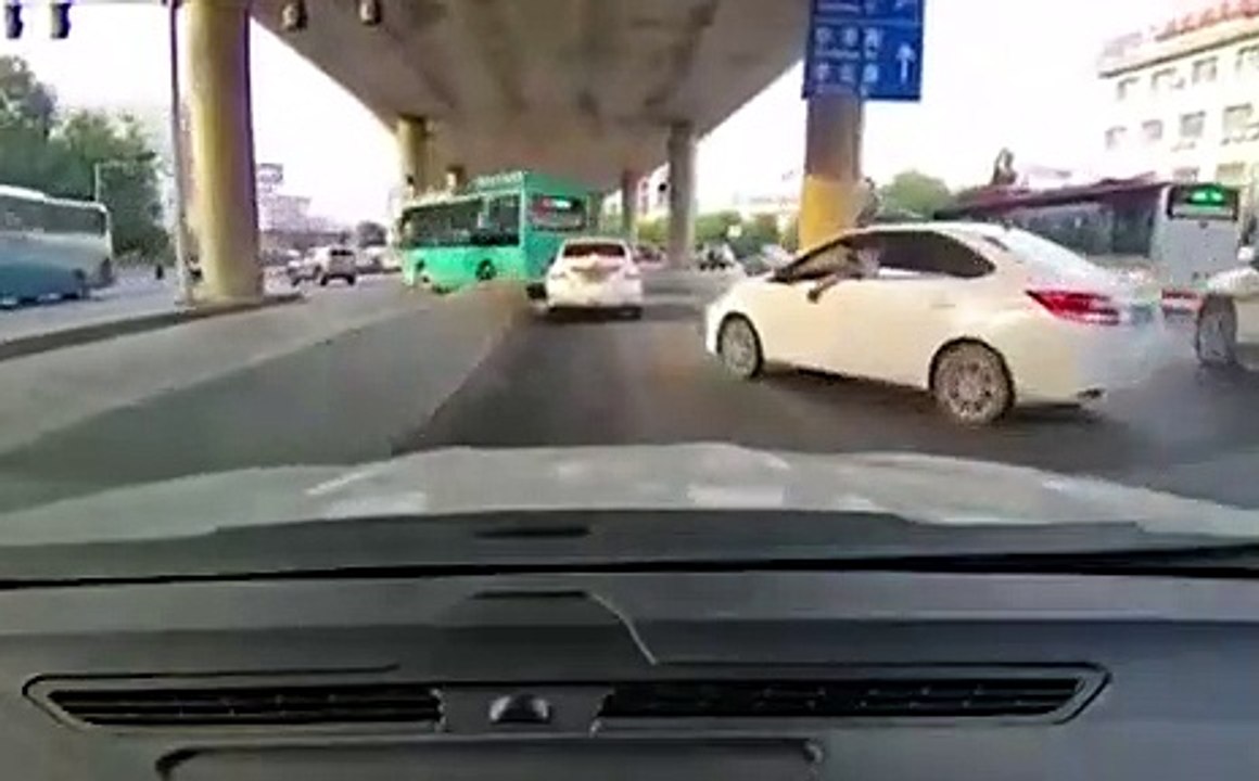 Un conducteur bloque volontairement la route mais va le regretter