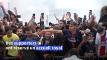 Football: Les supporters du PSG accueillent Lionel Messi