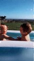 Vídeo: Filhas gémeas de Helena Costa divertem-se na piscina