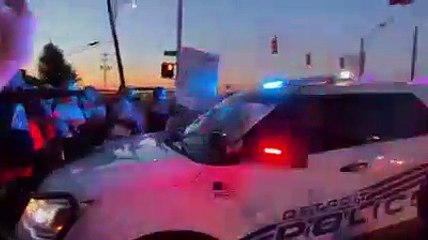 Carro da polícia abalroou manifestantes do "Black Lives Matter"