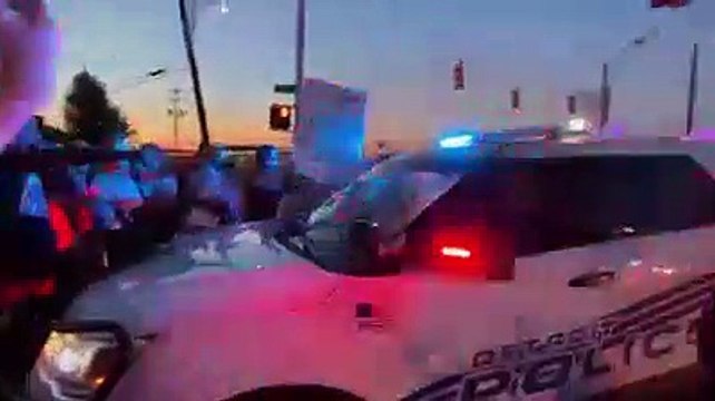 Carro da polícia abalroou manifestantes do Black Lives Matter