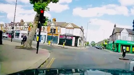 Árvore quase cai em cima de pedestres