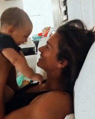 Cláudia Vieira com a filha no vídeo que mostra "a melhor fase dos bebés"