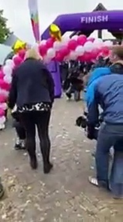 Menino que perdeu pernas em bebé completa caminhada em prol do SNS