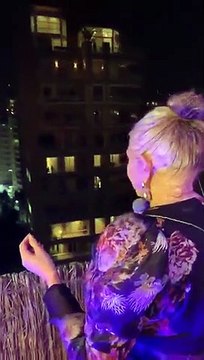 Vídeo: Fafá de Belém surpreende vizinhos com concerto na varanda
