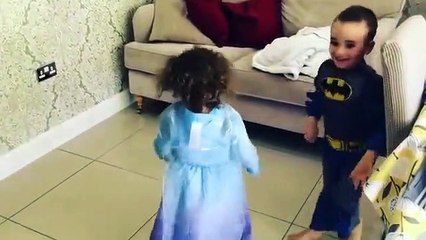 Filhos de Rui Patrício divertem-se vestidos a rigor... iguais aos ídolos