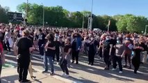 Protesto torna-se em festa com centenas de pessoas a dançar