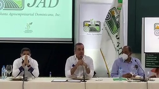 Luis Abinader desgusta carne de cerdo para demostrar que no afecta salud de los consumidores