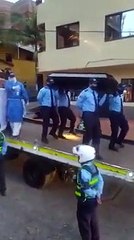 Na Colômbia, bombeiros usam caixão e música para alertar a população