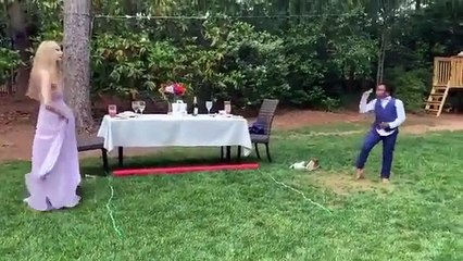 Rapaz decide surpreender babysitter e organiza-lhe um Baile de Finalistas