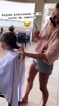 Vídeo: Gisele Bündchen mete mãos à obra e corta cabelo à filha