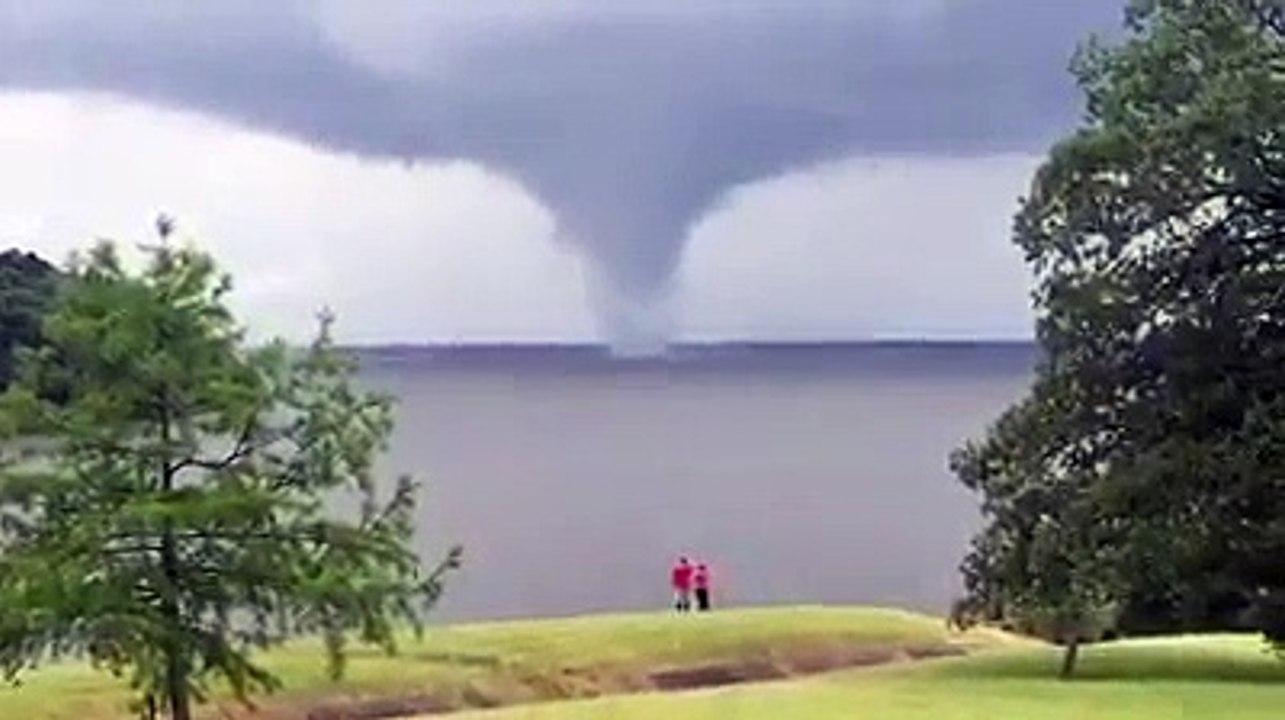 Vídeo mostra tromba de água a formar-se em lago no Texas