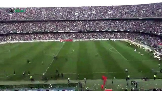 Chuva de ursos de peluche pintou jogo entre o Betis e o Atlético Madrid