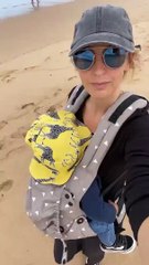 Após semanas em quarentena, Jessica Athayde passeia na praia com o filho