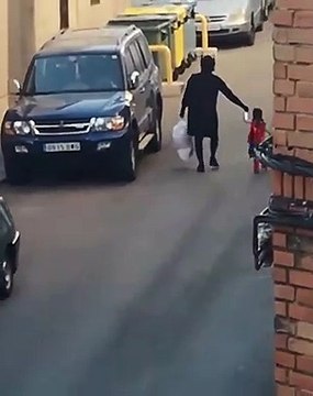 Pai e filha mascaram-se todos os dias para ir ao lixo