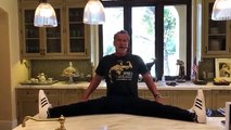 Vídeo: Arnold Schwarzenegger diverte fãs e finge mostrar flexibilidade