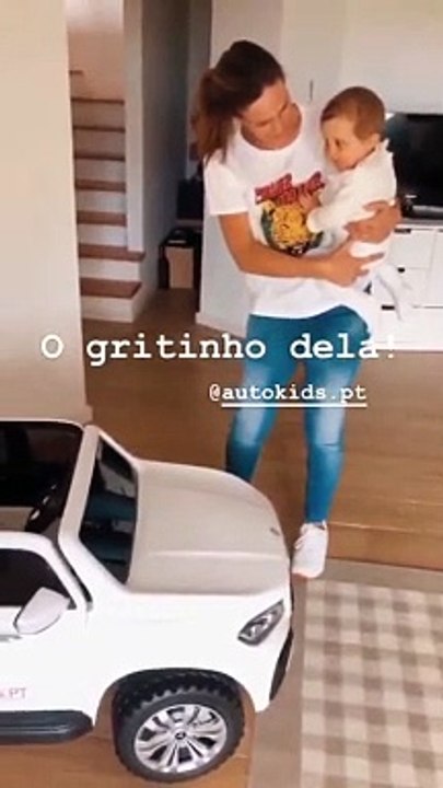 Helena Costa presenteia filha gémeas com carro. "O gritinho dela"