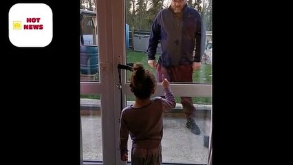 Durante pandemia, pai e filha dizem o quanto se amam através de porta