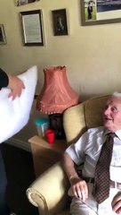 O emocionante momento em que idoso recebe almofada...com a foto da mulher