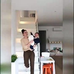 Vídeo: Dânia Neto mostra reação do filho após receber uma casa
