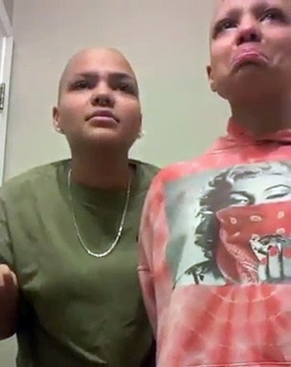 Irmã de jovem com cancro rapa as sobrancelhas