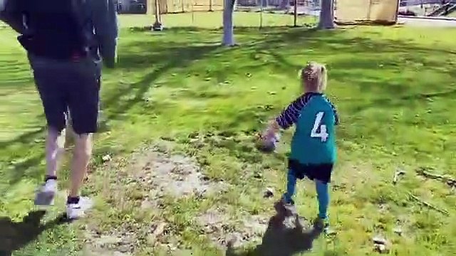 Daniela Ruah babada ao ver filha mais nova a jogar futebol com o pai