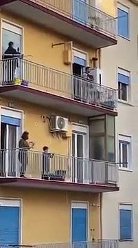 Vizinhos italianos formam ‘banda’ e tocam juntos para afastar solidão