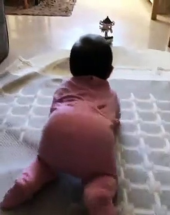 Melânia Gomes mostra vídeos amorosos da filha. "2 meses a gatinhar"