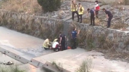 BAĞCILAR'DA DERE YATAĞINA DÜŞÜP YARALANDI