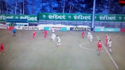 Jogador marca e vê cartão amarelo por responder a insultos racistas