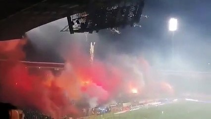 O espetáculo pirotécnico que "pintou" o dérbi Partizan-Estrela Vermelha