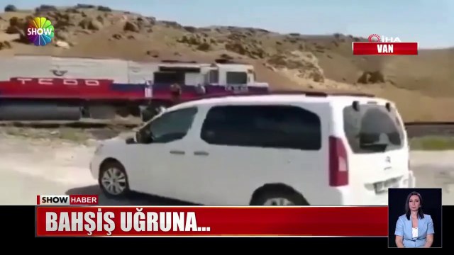 Bahşiş uğruna... İKİ MAKİNİST BAHŞİŞ İÇİN YOLDAN GEÇEN DÜĞÜN KONVOYUNUN ÖNÜNÜ TRENLE KESTİ.