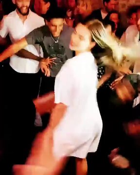 Irina Shayk impressiona com dança sensual em after party