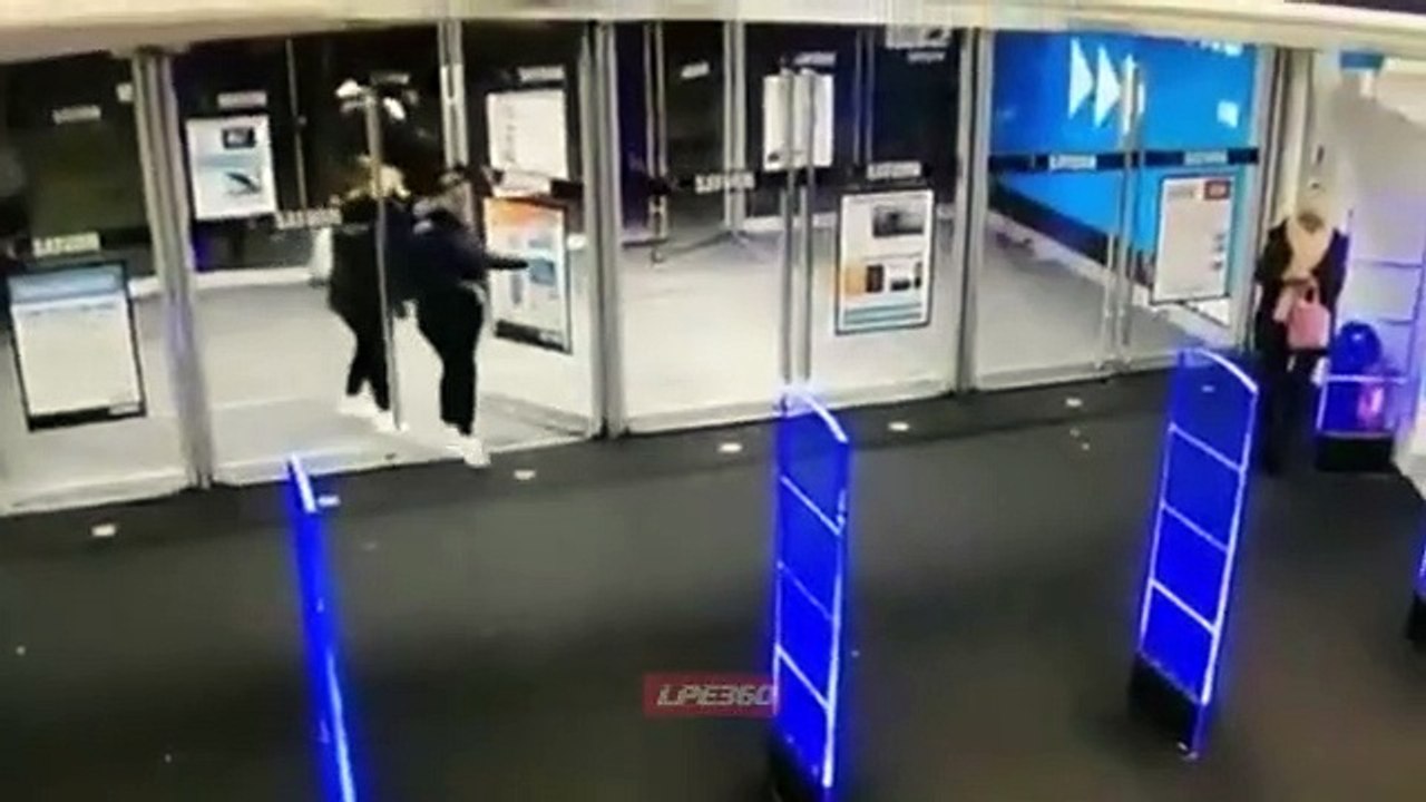 Cliente desajeitado parte duas portas de vidro ao entrar em centro comercial