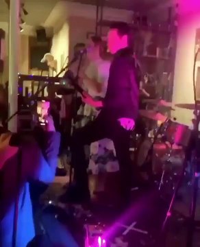 Vídeo: Adele atua em casamento de amigos e curvas voltam a ser destaque