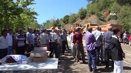 Köylüler, yol sevincini kurban keserek kutladı