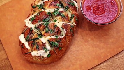 Comfort Food To The Max! Try Making This Cheesy Garlic Pull-Apart Bread!