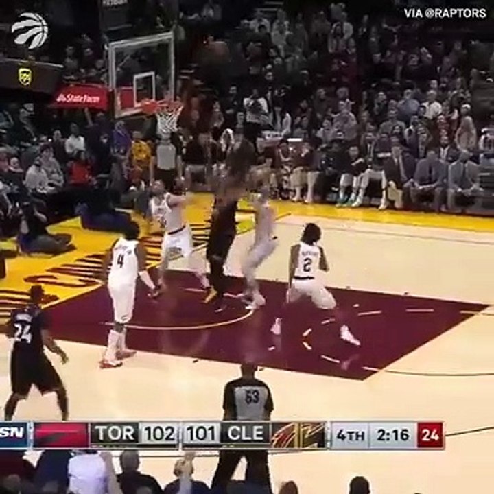 Kyle Lowry empurrado por adepto