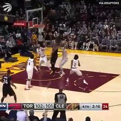 Kyle Lowry empurrado por adepto