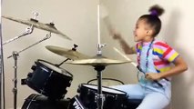 Menina toca bateria e faz furor