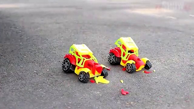 Aplastando Cosas Crujientes y Suaves con el Coche _ Experimento- Globos de Agua